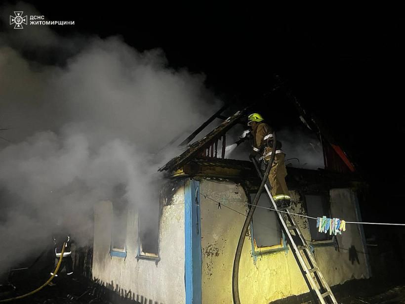 У селі на Овруччині рятувальники дві години ліквідовували пожежу в будинку
