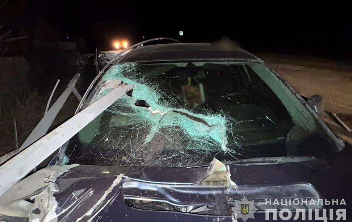 Неподалік Коростеня водій на BMW зіхтовхнувся з бетонними блоками та металевим відбійником: двоє травмованих