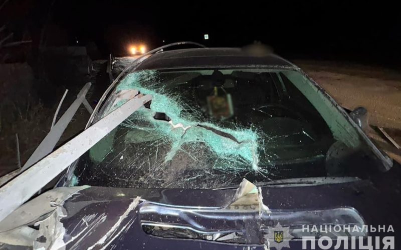 Неподалік Коростеня водій на BMW зіхтовхнувся з бетонними блоками та металевим відбійником: двоє травмованих