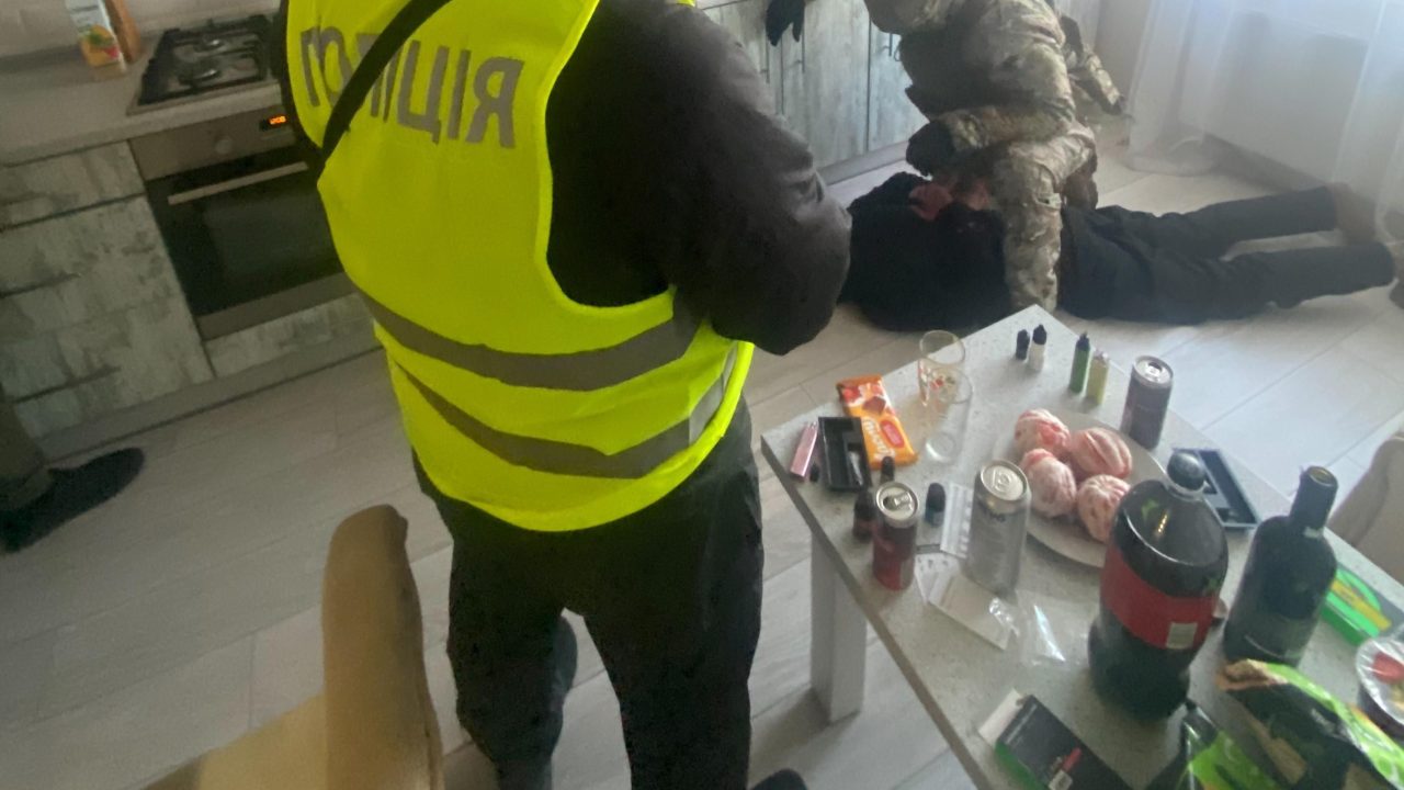 У Сумах затримали жителя Житомирщини, який схиляв малолітніх дівчат до порнографічних дій