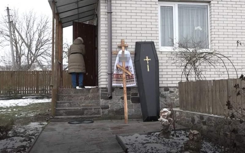 На Житомирщині поховали 21-річного чоловіка, який приніс вибухівку в Рівненське ТЦК