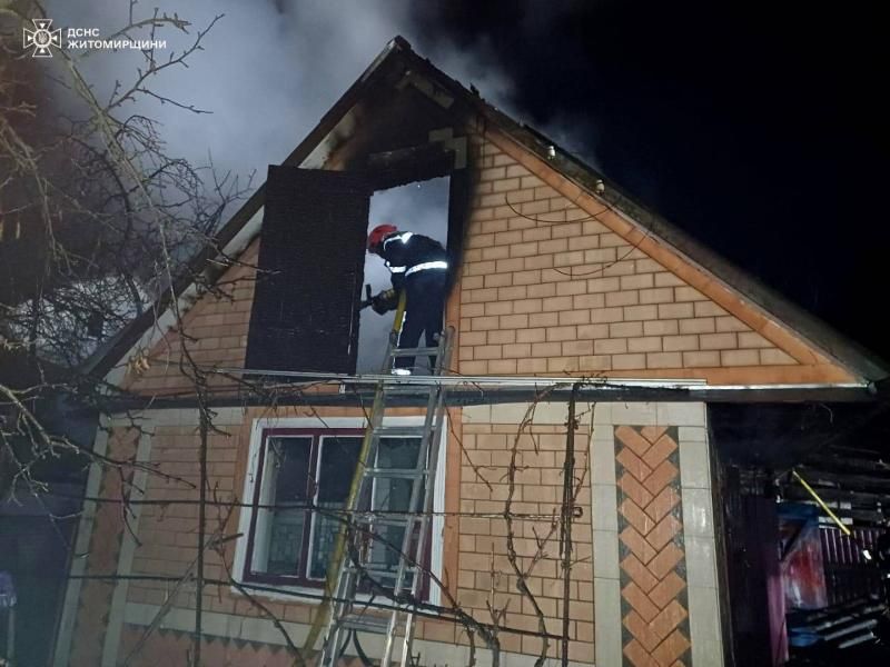 У Малині горіла господарча будівля, вогонь ледь не перекинувся на оселю та кафе