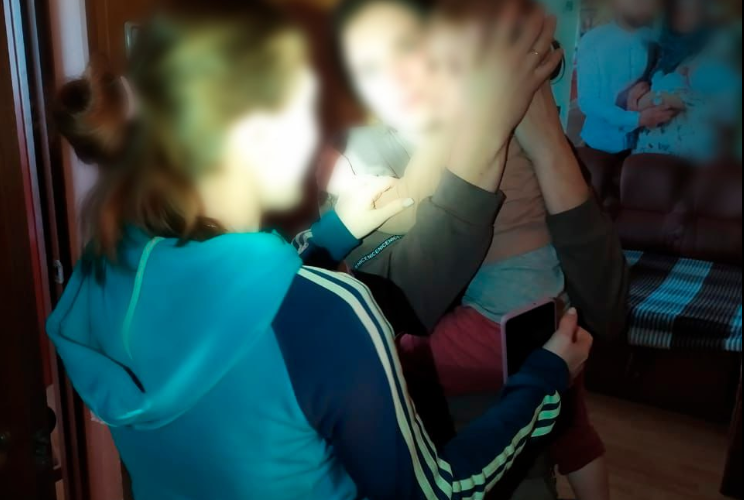 В Олевську рятувальники відкривали двері квартири, за якими знаходилась малолітня дитина