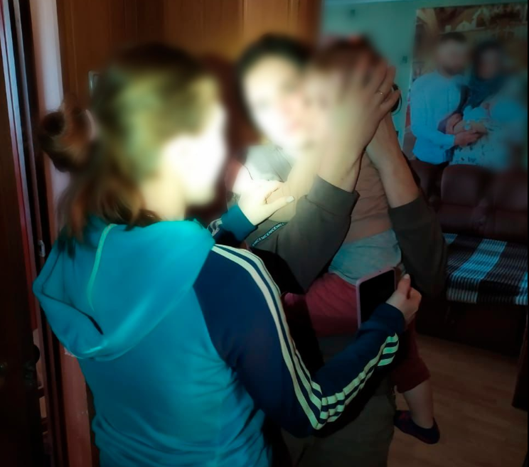 В Олевську рятувальники відкривали двері квартири, за якими знаходилась малолітня дитина