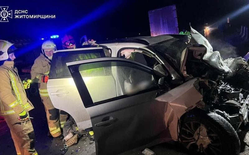 Троє загиблих у ДТП на Житомирщині: зіткнулися легковик і вантажівка
