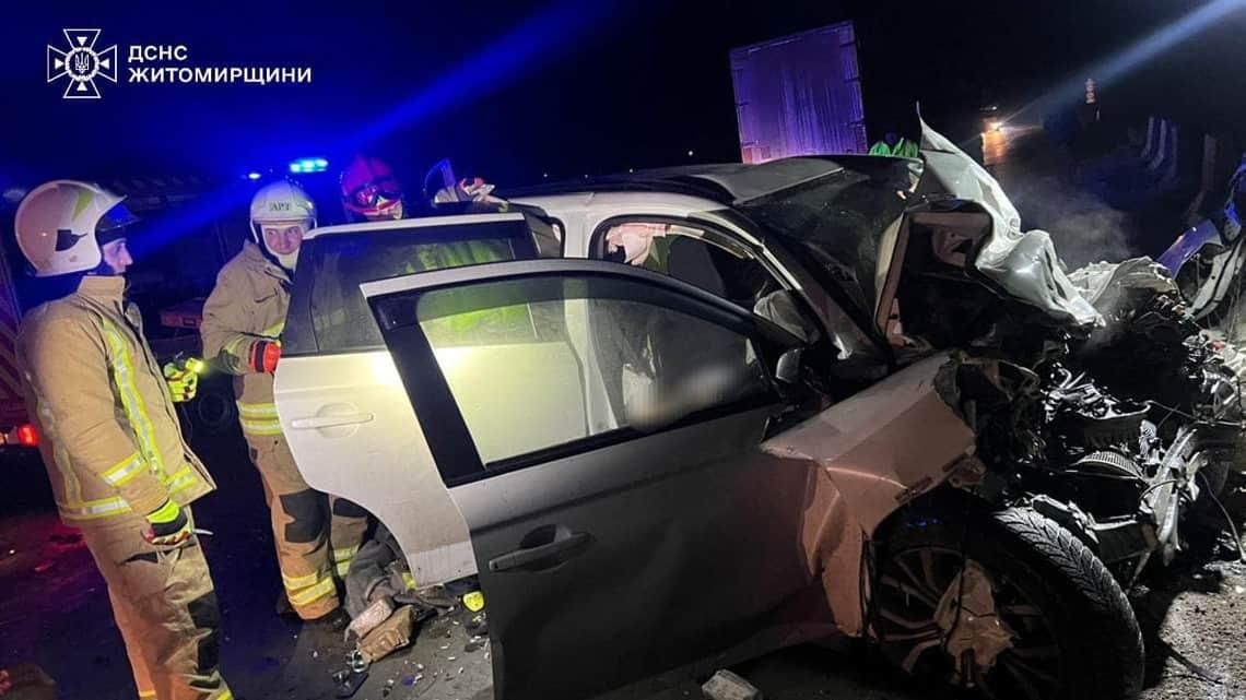 Троє загиблих у ДТП на Житомирщині: зіткнулися легковик і вантажівка