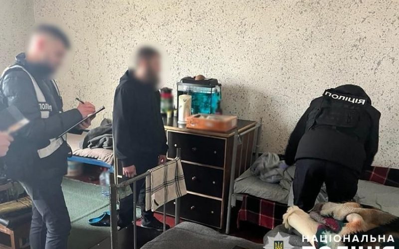 Чотири арештанти з колонії на Житомирщині займалися “секс-послугами”: розміщували фото жінок в інтернеті та шукали клієнтів