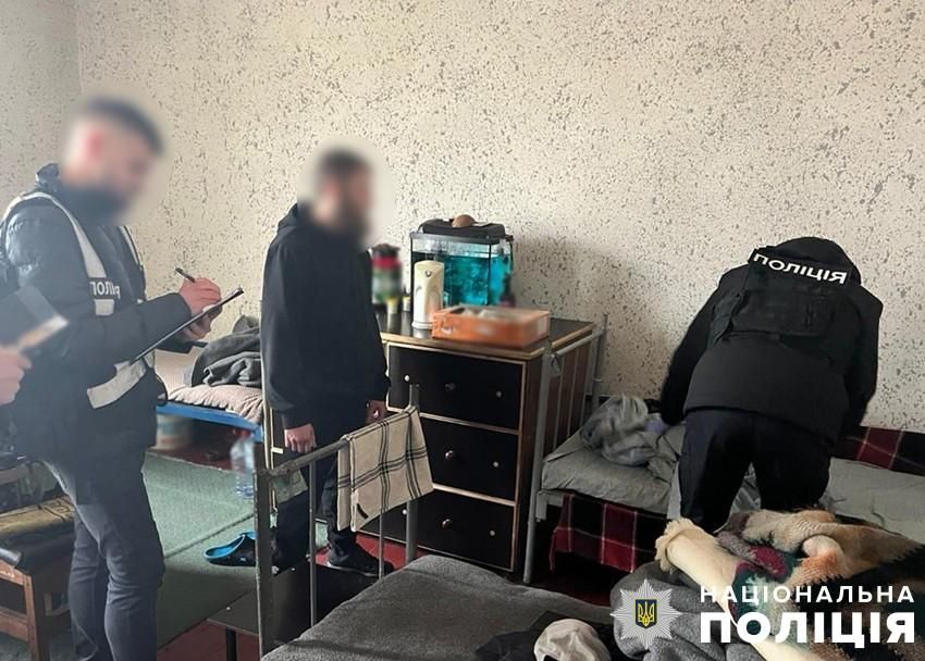 Чотири арештанти з колонії на Житомирщині займалися “секс-послугами”: розміщували фото жінок в інтернеті та шукали клієнтів