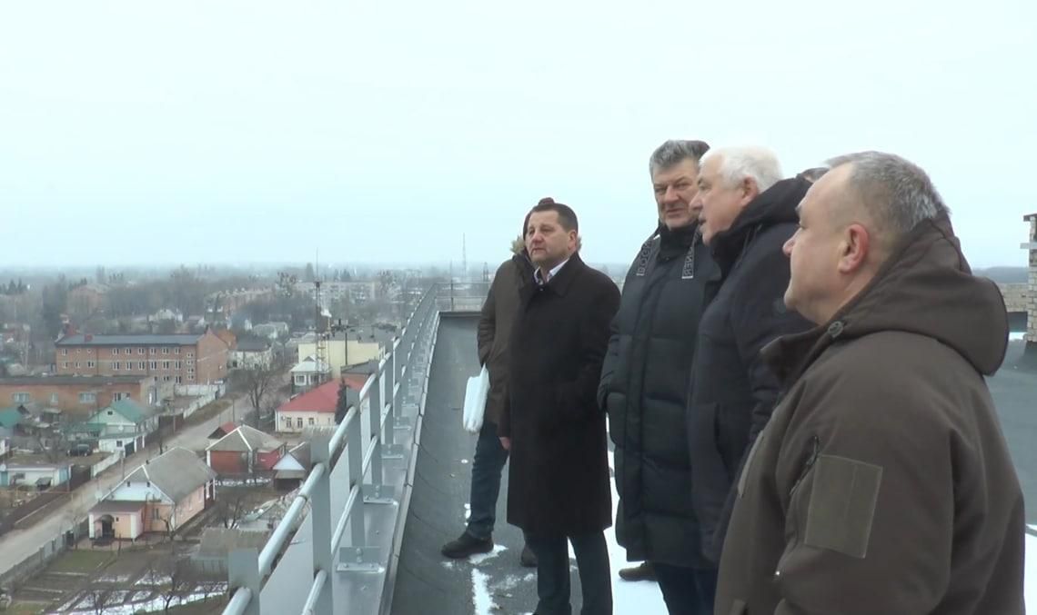 Бунечко подивився, як у Коростені добудовують хірургічний корпус: роботи обіцяють завершити цьогоріч