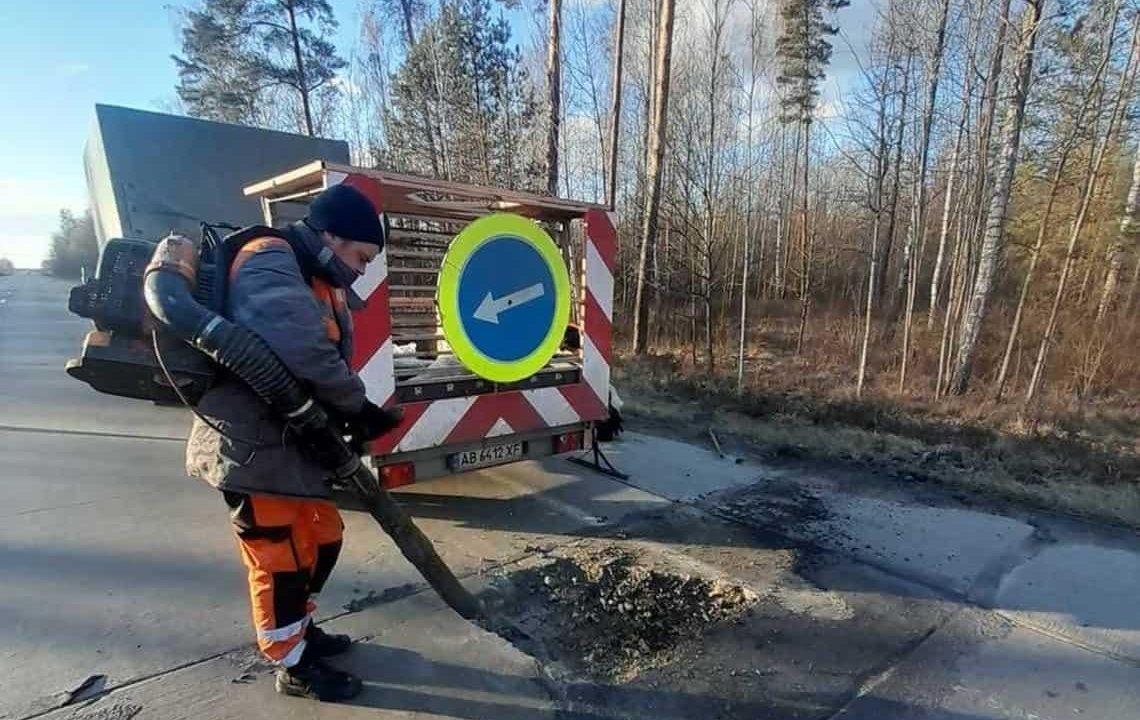 На автошляхах в Житомирській області дорожники проводять ямковий ремонт