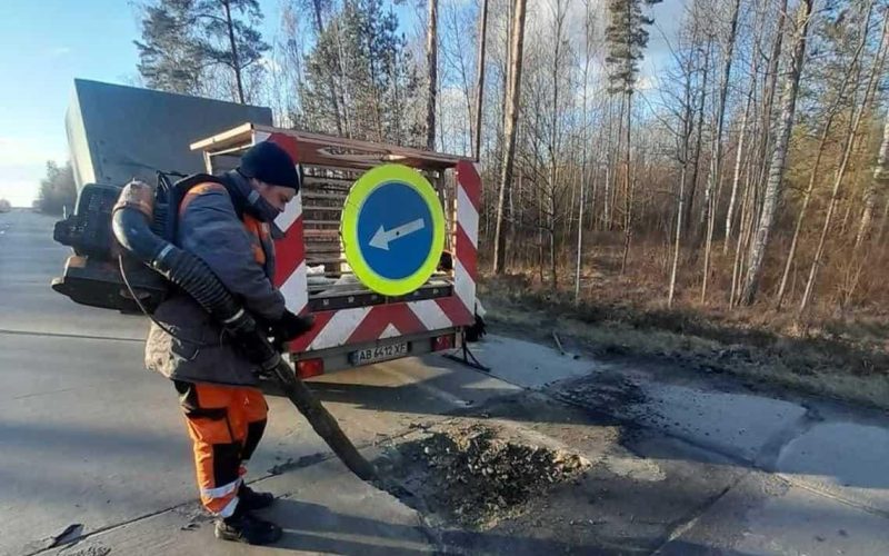 На автошляхах в Житомирській області дорожники проводять ямковий ремонт