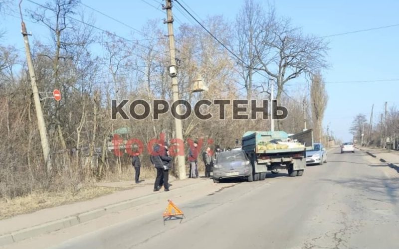На Шатрищанській у Коростені вантажівка “підм’яла” легковик