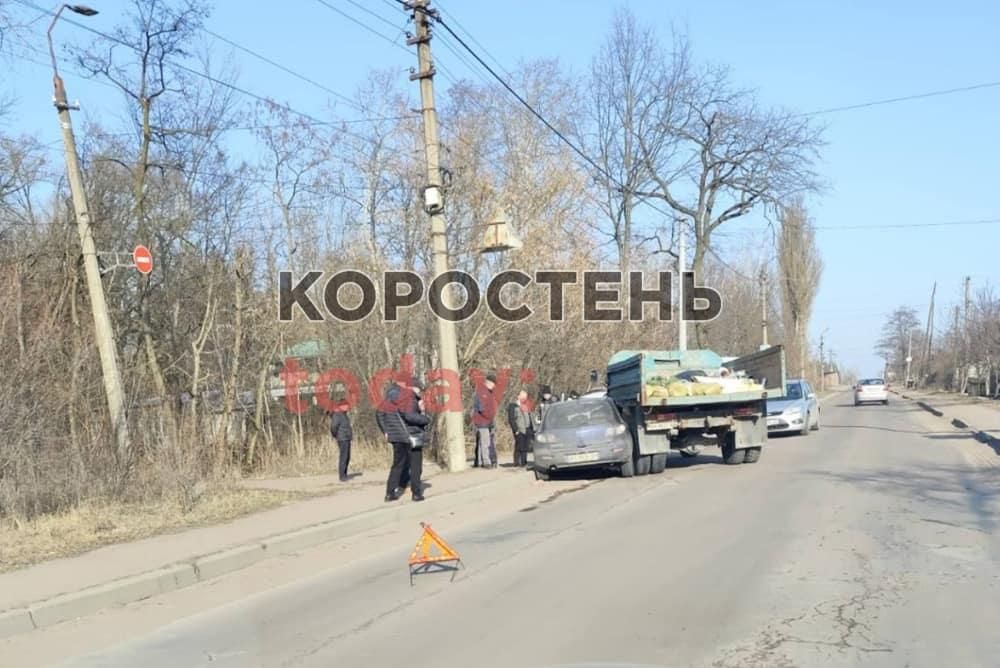 На Шатрищанській у Коростені вантажівка “підм’яла” легковик
