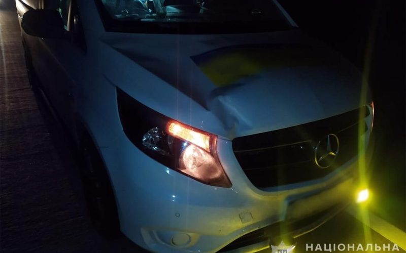 На Коростенщині мікроавтобус збив чоловіка, що раптово з’явився на дорозі: особу потерпілого встановлюють