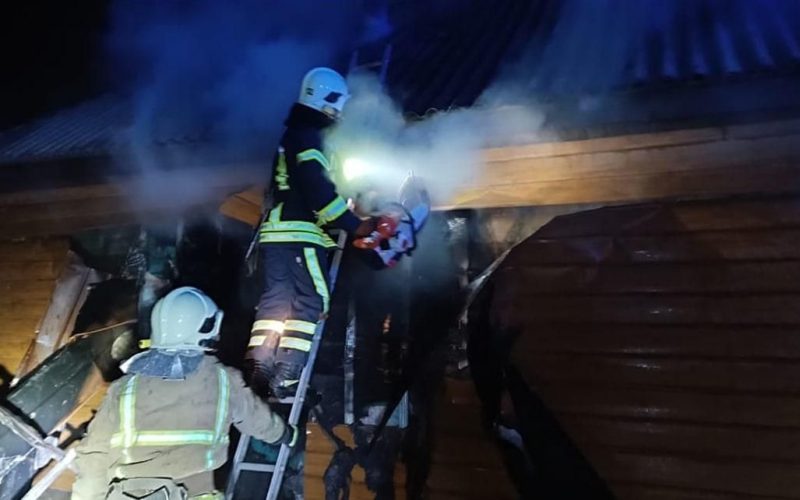 На Овруччині горіли дерев’яні стіни житлового будинку