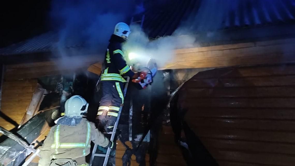 На Овруччині горіли дерев’яні стіни житлового будинку
