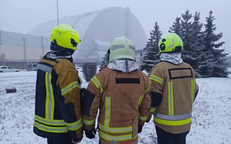 Рятувальники продовжують ліквідацію наслідків удару дрона по ЧАЕС