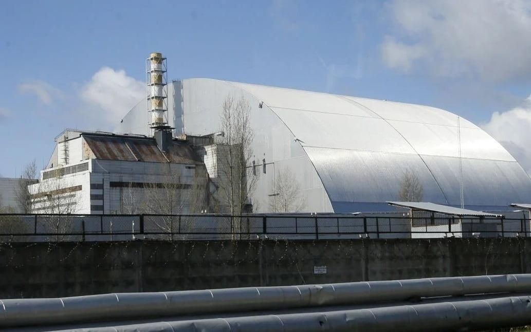 Після ворожого удару по ЧАЕС в Україні заговорили про нестабільну конструкцію старого саркофага