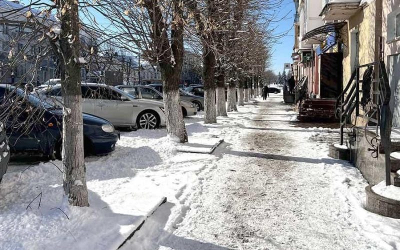 Коростенські комунальники розповіли, як розчищають сніг на вулицях міста