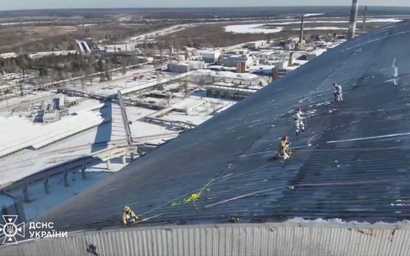 На саркофазі ЧАЕС виявили ще три осередки тління, їх ліквідують верхолази