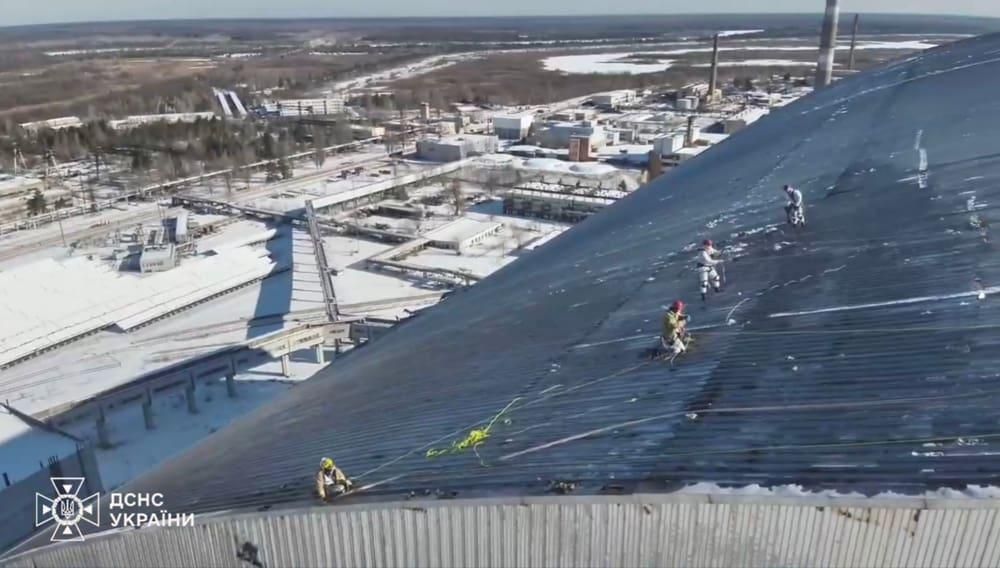 На саркофазі ЧАЕС виявили ще три осередки тління, їх ліквідують верхолази