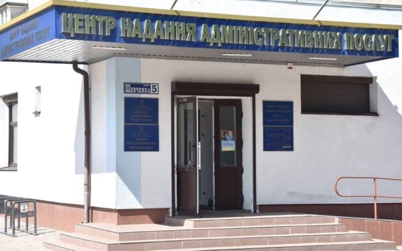 У коростенському ЦНАПі перестали вносити інформацію чорнобильців щодо прописки: завідувачка “втікає”