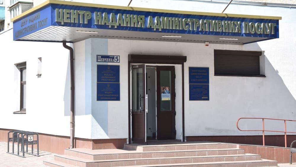 У коростенському ЦНАПі перестали вносити інформацію чорнобильців щодо прописки: завідувачка “втікає”