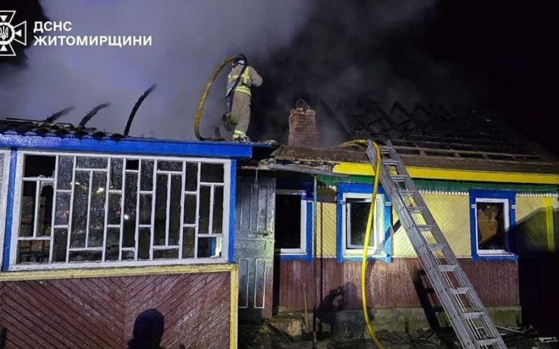 На Овруччині горів будинок: рятувальники винесли на свіже повітря чоловіка та жінку, згодом вона померла