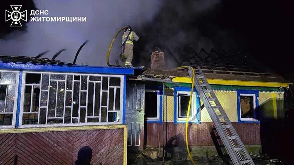 На Овруччині горів будинок: рятувальники винесли на свіже повітря чоловіка та жінку, згодом вона померла