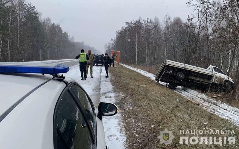 В Олевській громаді поліцейські допомогли водієві вантажівки, що з’їхав у кювет та не міг вибратися з кабіни