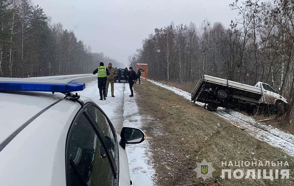 В Олевській громаді поліцейські допомогли водієві вантажівки, що з’їхав у кювет та не міг вибратися з кабіни