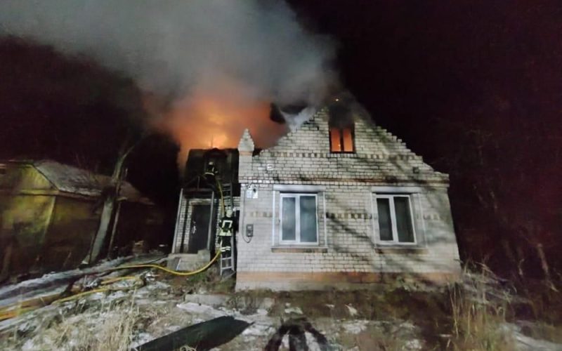 В Овручі під ранок горів будинок: з опіками голови та шиї до лікарні госпіталізували господаря