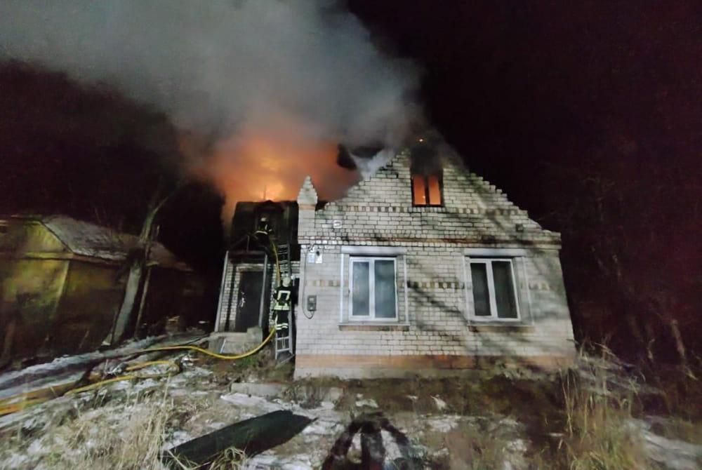 В Овручі під ранок горів будинок: з опіками голови та шиї до лікарні госпіталізували господаря