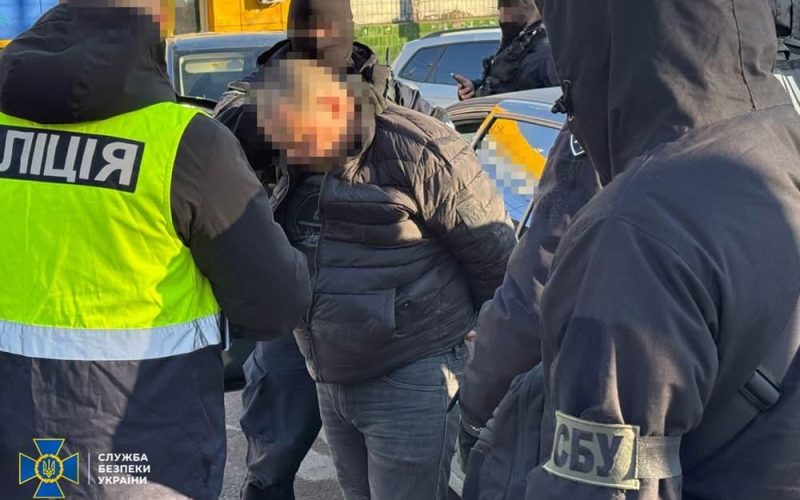 За 20 тис. доларів житель Житомирщини обіцяв «клієнтам» оформити меддовідки та перевезти через кордон