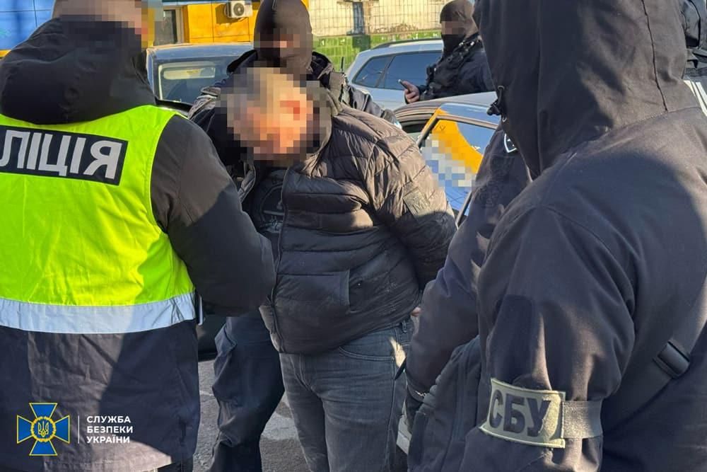 За 20 тис. доларів житель Житомирщини обіцяв «клієнтам» оформити меддовідки та перевезти через кордон
