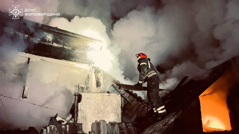 На Коростенщині під час гасіння пожежі вогнеборці врятували 5 одиниць автомобільної та тракторної техніки