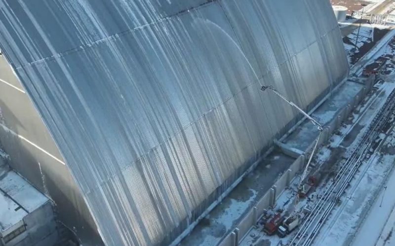 Рятувальники продовжують ліквідовувати осередки тління після удару по “укриттю” Чорнобильської АЕС та показали наслідки