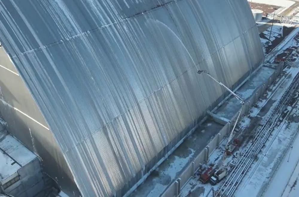 Рятувальники продовжують ліквідовувати осередки тління після удару по “укриттю” Чорнобильської АЕС та показали наслідки