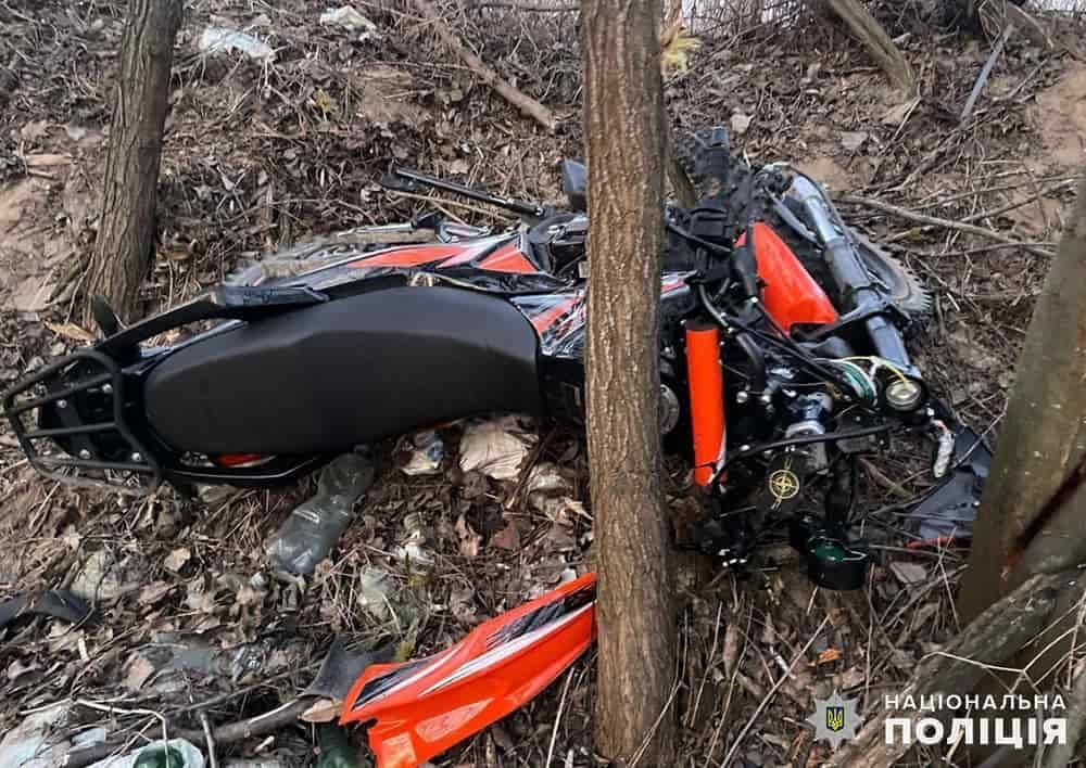 На автодорозі в Житомирській області 15-річний мотоцикліст врізався в дерево та загинув