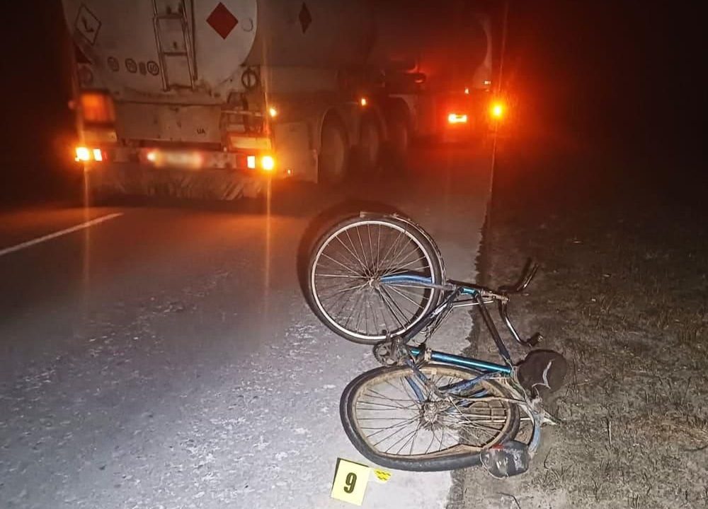 На дорозі в Овруцькій громаді Scania збила чоловіка з велосипедом: від отриманих травм він загинув