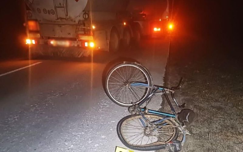 На дорозі в Овруцькій громаді Scania збила чоловіка з велосипедом: від отриманих травм він загинув