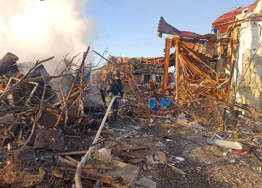 Рятувальники показали наслідки збиття ворожого об’єкту в Житомирській області: є постраждалі, згоріла будівля
