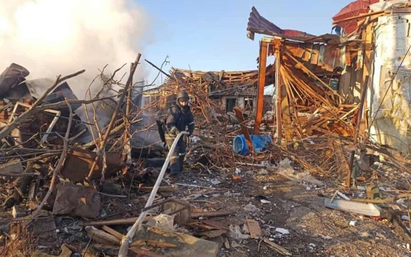 Рятувальники показали наслідки збиття ворожого об’єкту в Житомирській області: є постраждалі, згоріла будівля