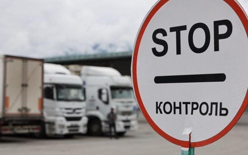Чоловіки, які перевозять гуманітарні вантажі, перетинатимуть кордон на загальних підставах — ДПСУ