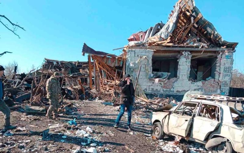 У громаді на Житомирщині ліквідовують наслідки російської атаки: понад 20 будинків пошкоджені та 4 знищені