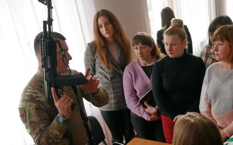 На Коростенщині проводять навчання з підготовки людей до нацсупротиву: вчать стріляти та керувати дронами