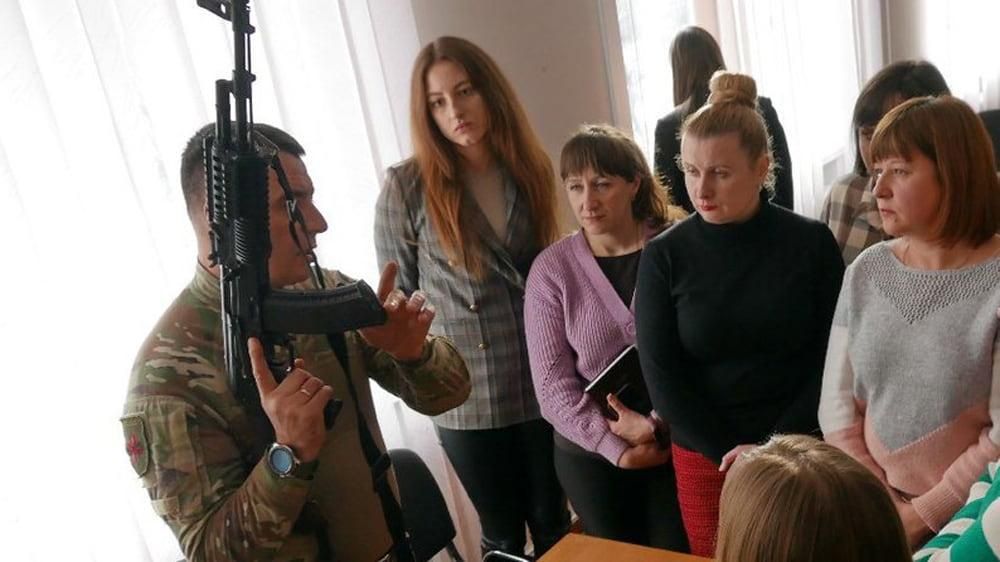 На Коростенщині проводять навчання з підготовки людей до нацсупротиву: вчать стріляти та керувати дронами