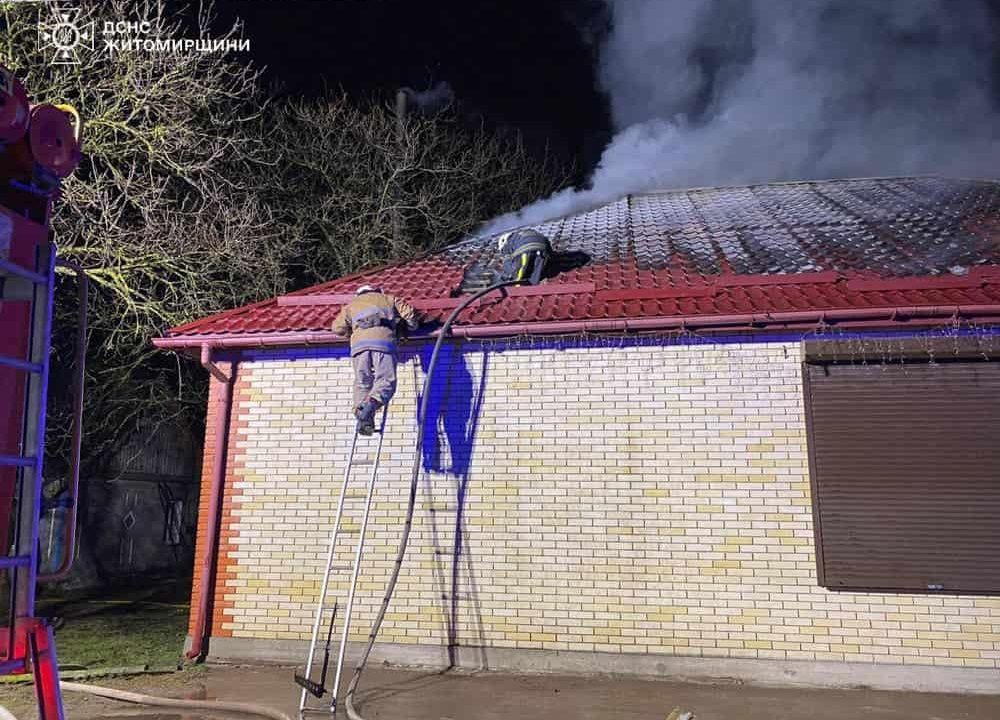 В Олевську рятувальники дві години приборкували вогонь в будівлі магазину