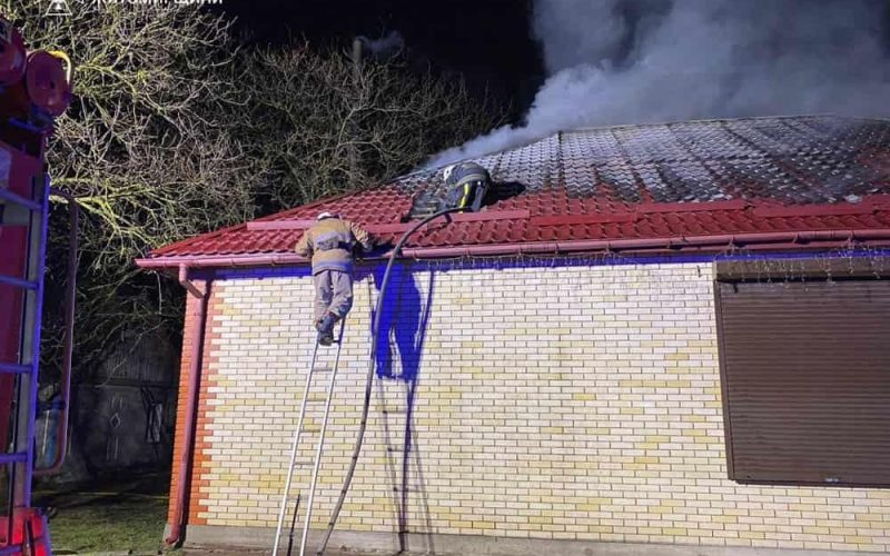 В Олевську рятувальники дві години приборкували вогонь в будівлі магазину