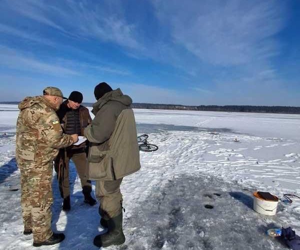На Малинському водосховищі виявили чоловіків, що перебували на території зимувальних ям та намагались впіймати рибу